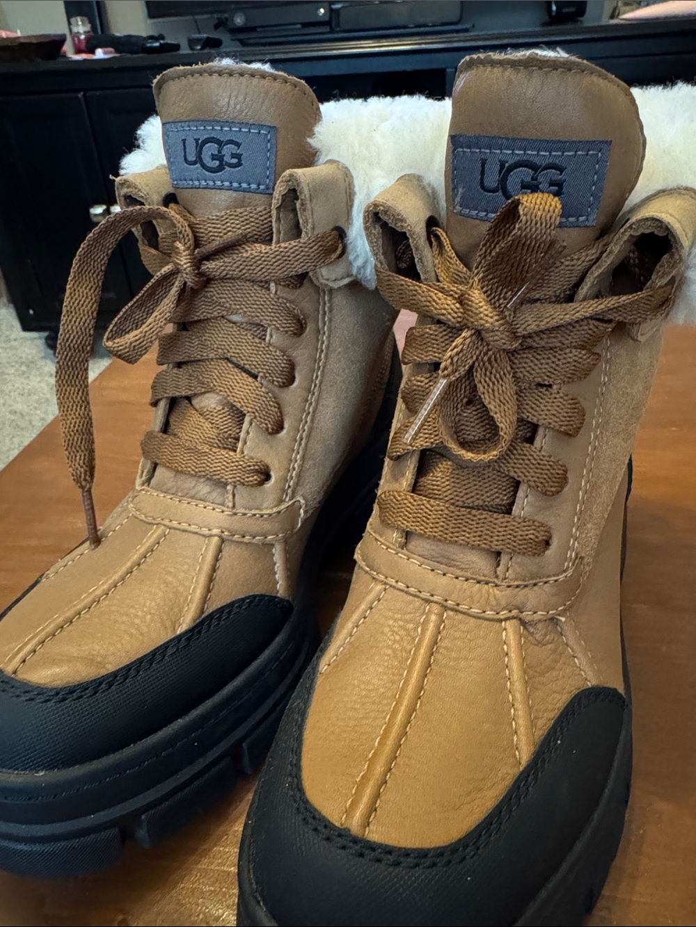 UGG Adirondack /Tan Lace-Up Shearling-Trim Winter Boots, New without tag